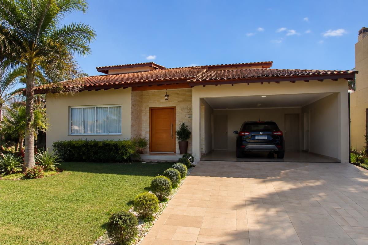 Casa térrea com jardim e garagem coberta