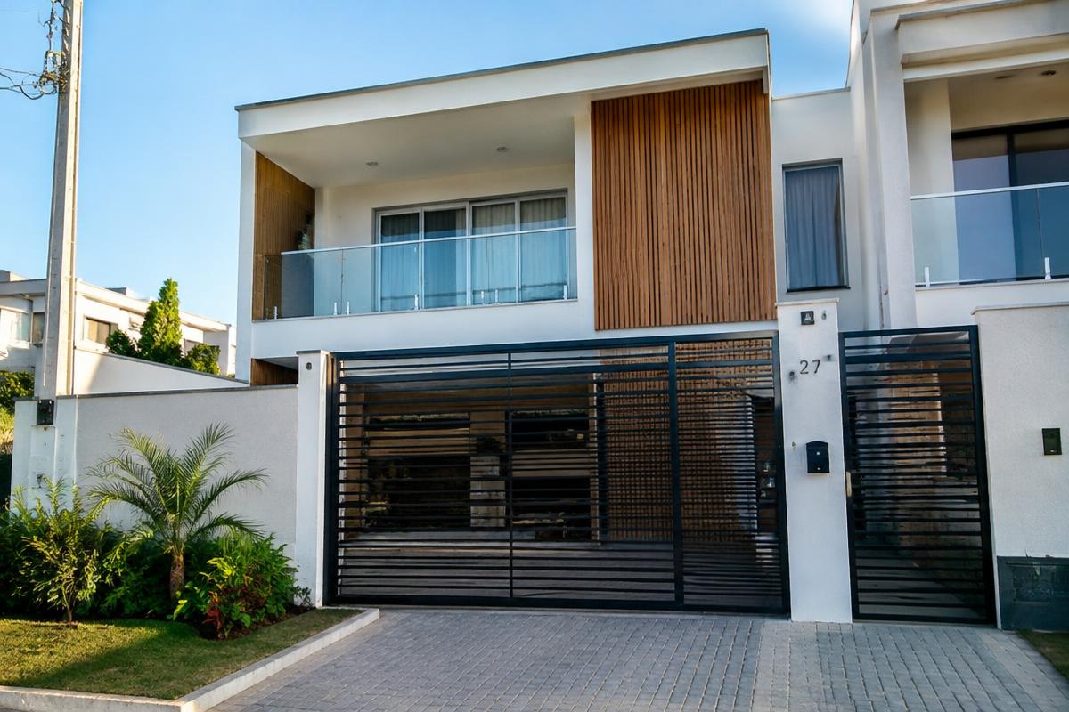 Sobrado moderno em rua residencial